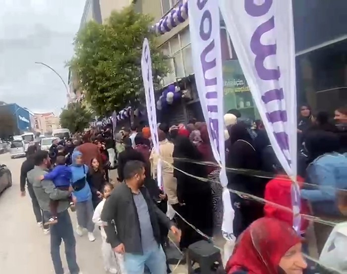 Darıca'da indirim izdihamı trafiği aksattı