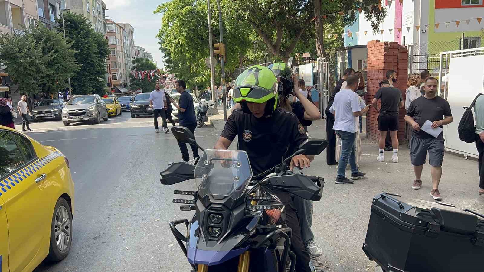 YKS’de zamana karşı yarış: Motorize zabıta ekipleri 11 öğrenciyi sınava yetiştirdi