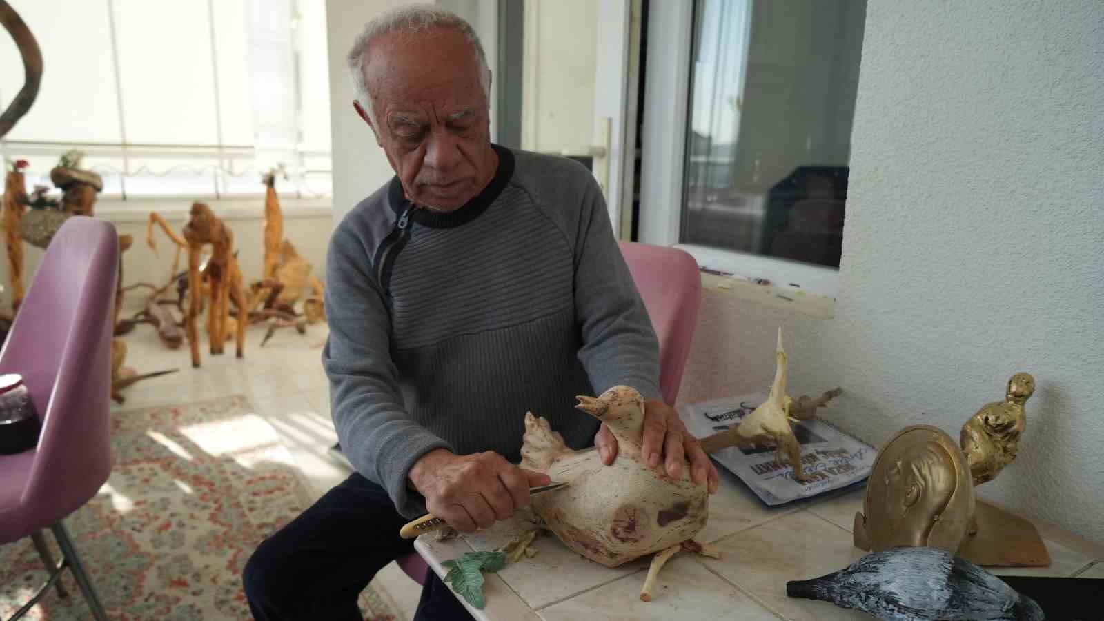 KARA, "YAKLAŞIK 750 ESERİM OLDU. YURT DIŞINI DEĞİL ÜLKEMİZİ TERCİH ETMEYİ UYGUN BULDUM. ÇÜNKÜ BENİM YAPTIĞIM ESER TÜRKİYE'DE KALSIN. GENÇLER GÖRSÜN, ONLAR DA YAPSIN. HEDEFİM BENİM BUYDU. VE ORADAN ÇIKIP GELDİM. DOĞANIN BÜTÜN GÜZELLİKLERİNİ ORTAYA ÇIKARMAYA ÇALIŞIYORUM. AMA DAHA GÜZEL ŞEYLER ORTAYA ÇIKABİLMESİ İÇİN ÇALIŞANA, ÜRETENE DEVLETİN KATKIDA BULUNMASI GEREKİR. HEDEFLERİM BİRAZ DAHA ESER ÇOĞALTMAK. BİR MÜZE OLUŞTURMAK VE KAPILARINI HALKA AÇMAK" İFADELERİNE YER VERDİ.