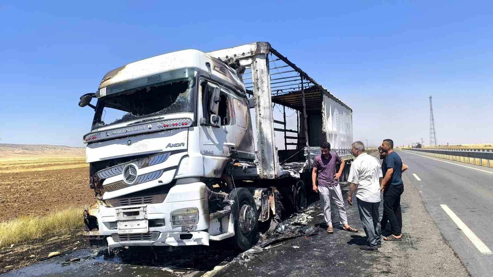 Mardin’de seyir halindeki tırda çıkan yangın söndürüldü