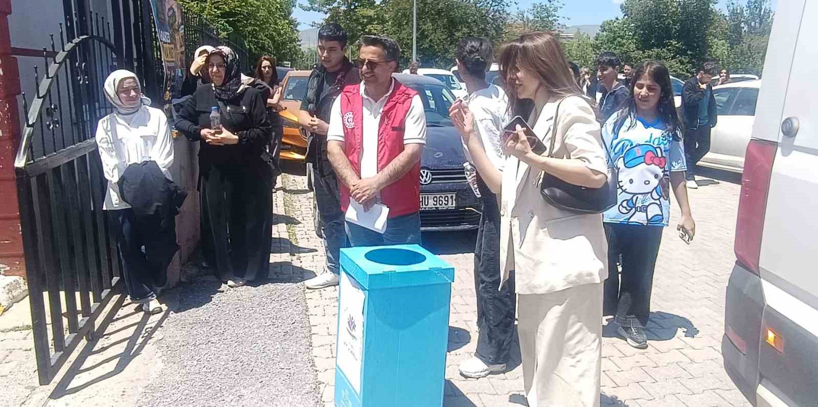 YKS sonrası anlamlı dayanışma: Kalem ve silgiler köy okullarına ulaştırılacak