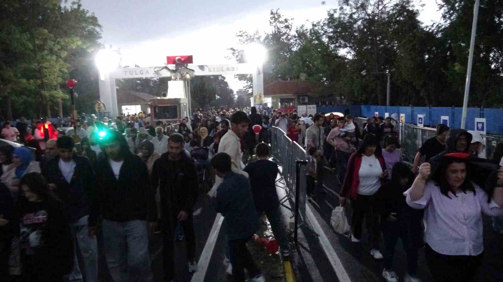 Türk Yıldızları’nın gösterisi için Malatyalılar yağmura rağmen alana akın etti