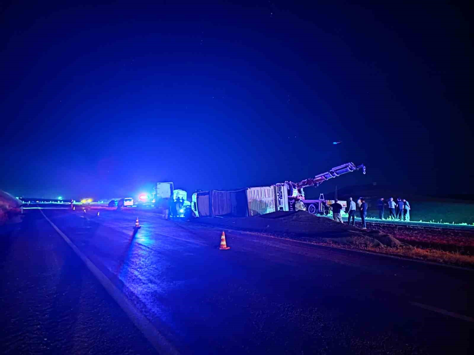 Siirt’te tır devrildi: 3 yaralı