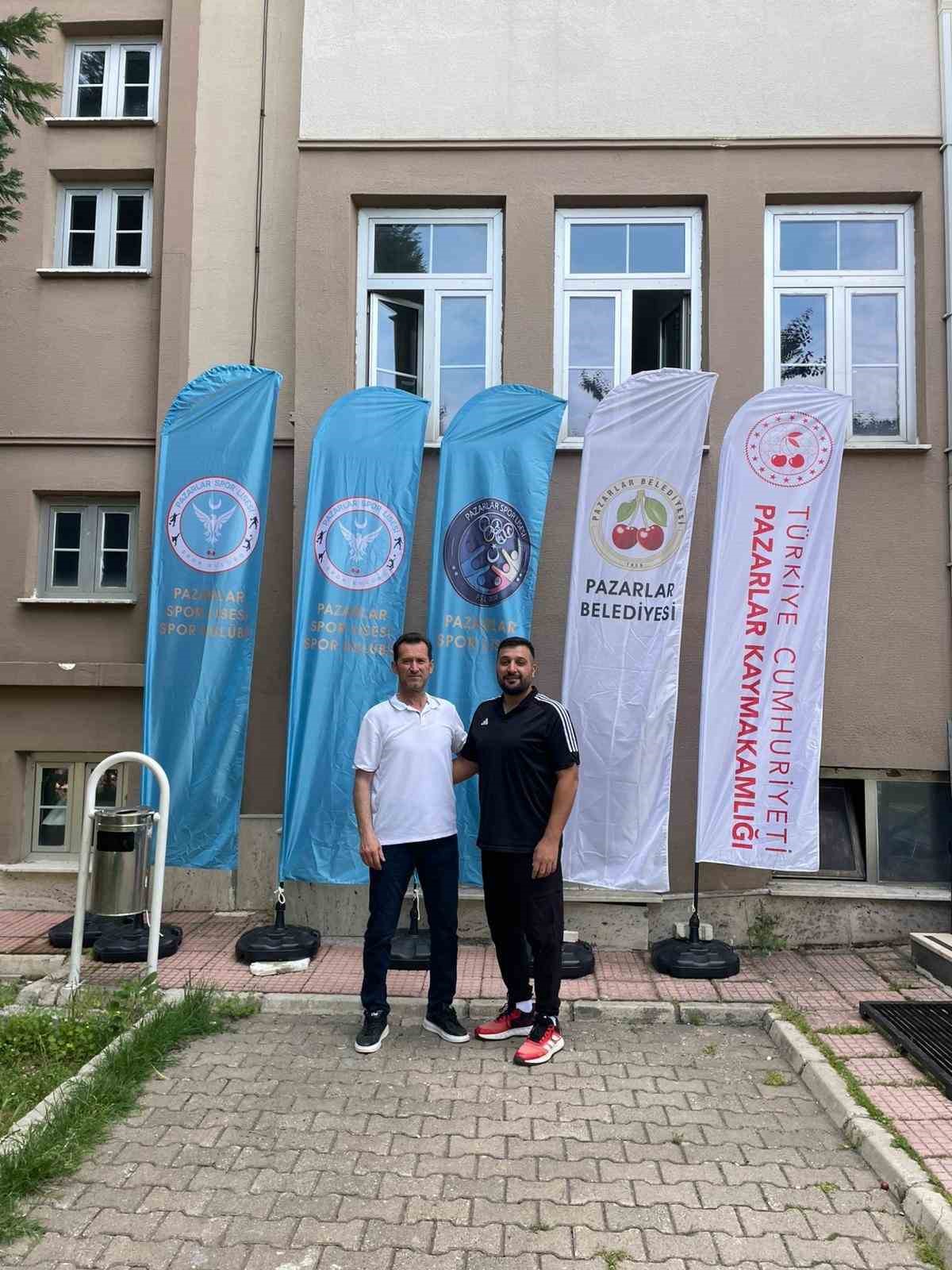 KÜTAHYA'DA ÇOCUK VE GENÇLERİ SPORA KAZANDIRMAK AMACIYLA PAZARLAR, ŞAPHANE, SİMAV VE GEDİZ İLÇELERİNİ KAPSAYAN BÖLGESEL YETENEK TARAMASI PROJESİ BAŞLATILIYOR. PAZARLAR SPOR LİSESİ SPOR KULÜBÜ TARAFINDAN YÜRÜTÜLECEK PROJE KAPSAMINDA, GENÇLER GÜREŞ VE TAEKWONDO BRANŞLARINDA EĞİTİM ALACAK.