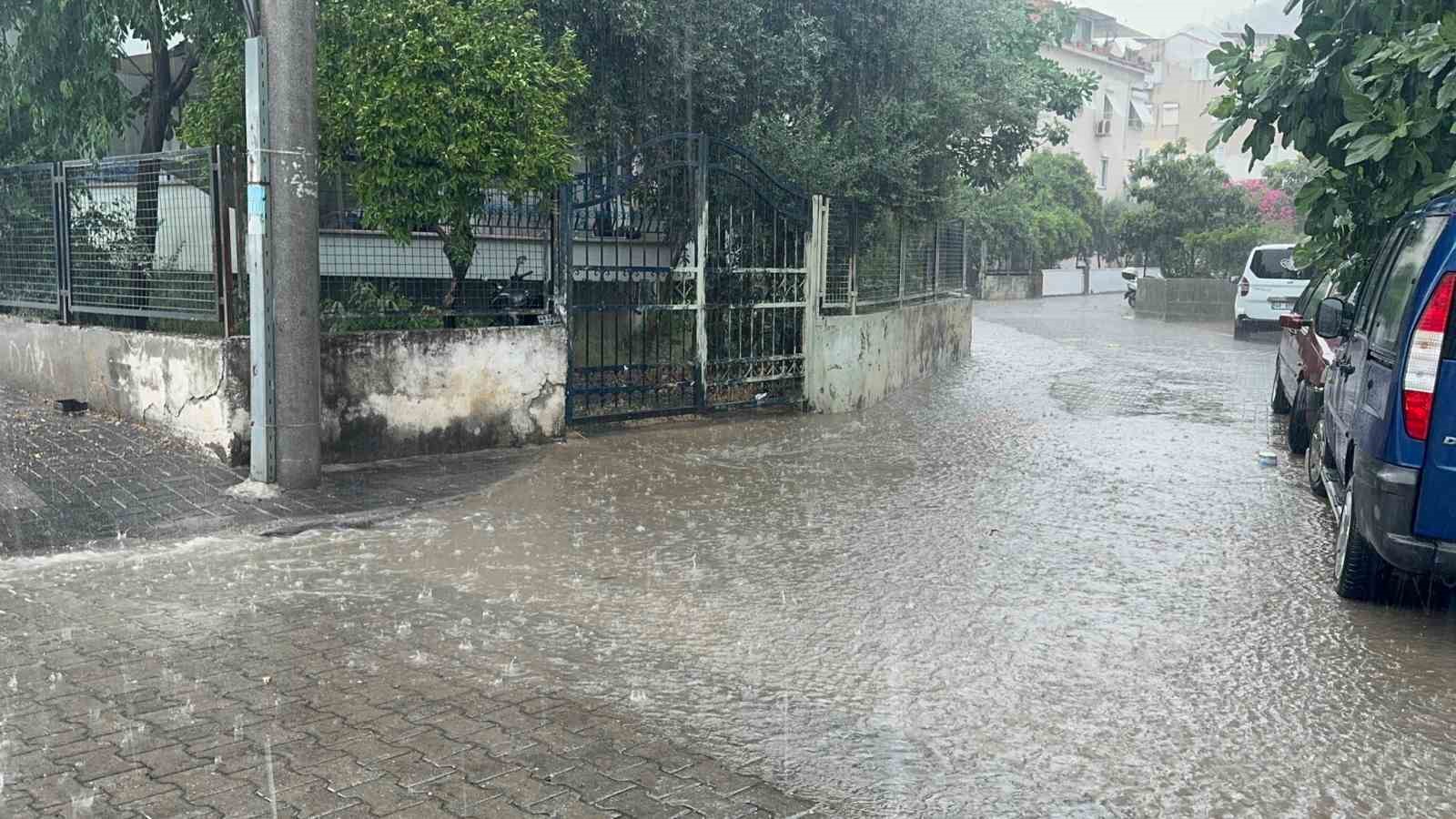 Marmaris’te sağanak yağış hayatı olumsuz etkiledi