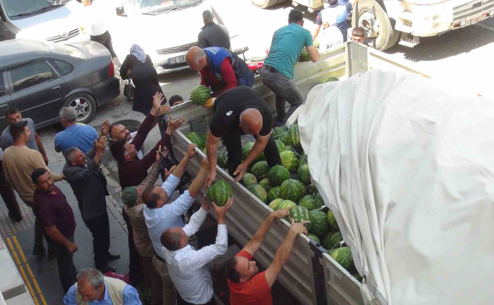 Ahlatlı çiftçi 30 ton karpuz dağıttı
