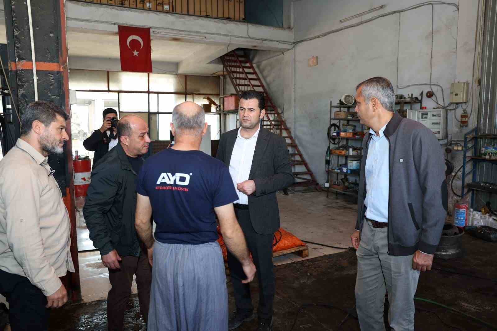 MERSİN’DE ETKİLİ OLAN SAĞANAK YAĞIŞ NEDENİYLE ZARAR GÖREN TIRMIL SANAYİ SİTESİNİ ZİYARET EDEN AKDENİZ KAYMAKAMI VE BELEDİYE BAŞKAN VEKİLİ MURAT BEŞİKCİ, ESNAFA GEÇMİŞ OLSUN DİLEKLERİNİ İLETEREK BÖLGEDE TEMİZLİK ÇALIŞMALARININ BAŞLATILDIĞINI SÖYLEDİ.
