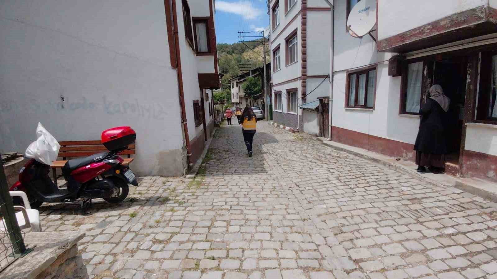 Bolu’da park edilen araçlardan ambulans sokağa giremedi: Sağlık ekipleri hastaya yürümek zorunda kaldı