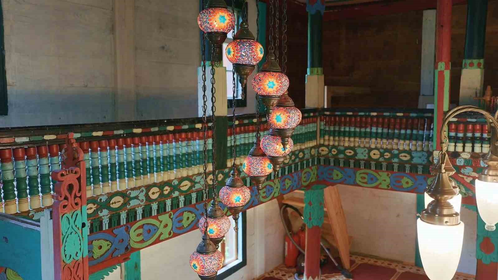 Camili Havzası’ndaki 175 yıllık ahşap cami babadan oğula korunuyor