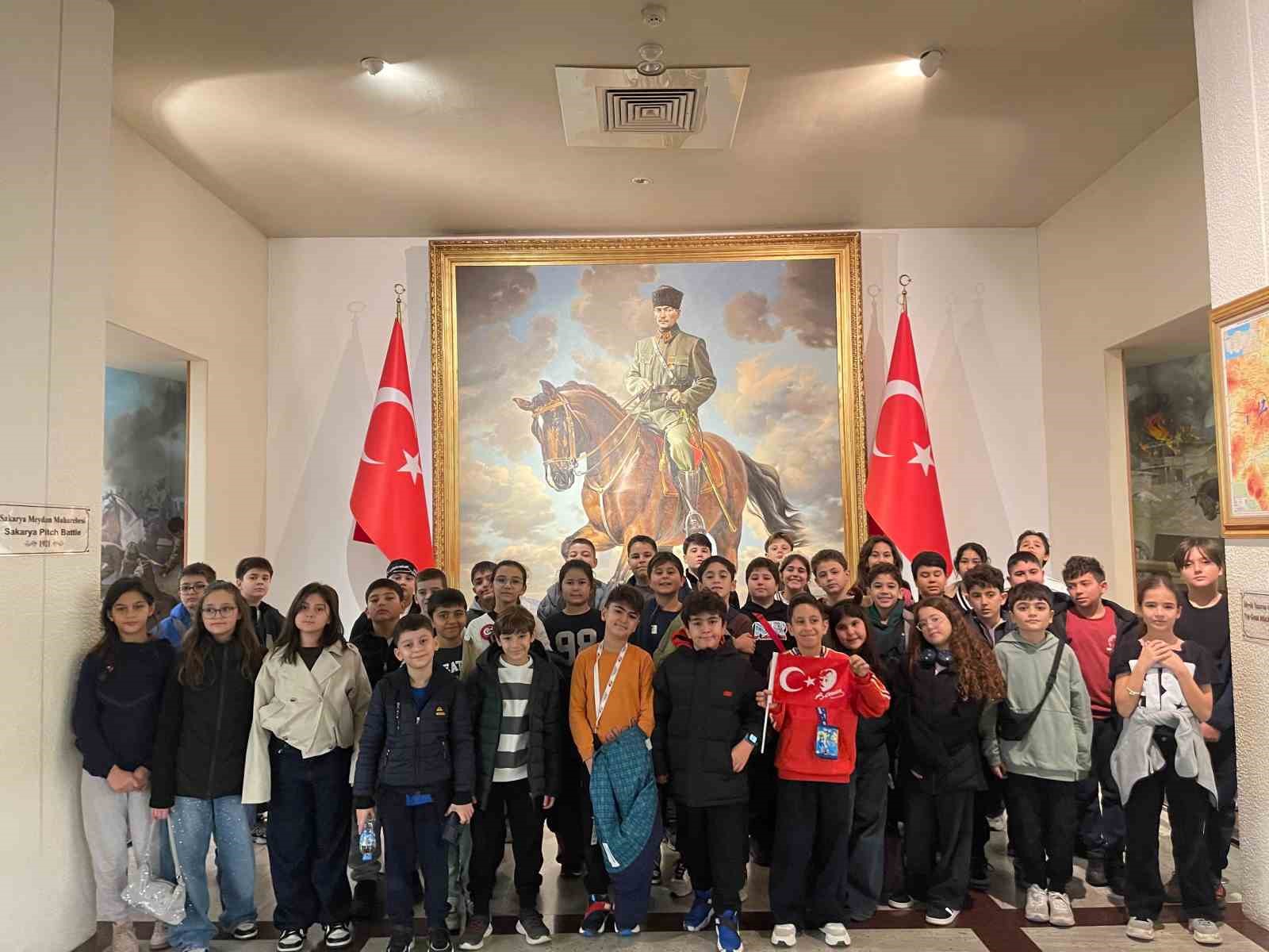 GAZİANTEP KOLEJ VAKFI ÖZEL ORTAOKULU ÖĞRENCİLERİ ANKARA’YA DÜZENLEDİKLERİ GEZİYLE TARİHİ VE KÜLTÜREL YAPILARI MERCEK ALTINA ALIRKEN ZİYARETLERİ KAPSAMINDA ANITKABİR’İ DE ZİYARET EDEREK MOZOLEYE ÇELENK KOYDULAR. I. VE II. TÜRKİYE BÜYÜK MİLLET MECLİSİ BİNALARINI DA ZİYARET EDEREK TÜRKİYE CUMHURİYETİ’NİN DOĞUŞUNA TANIKLIK EDEN SALONLAR VE TARİHİ BELGELER İNCELENDİLER.