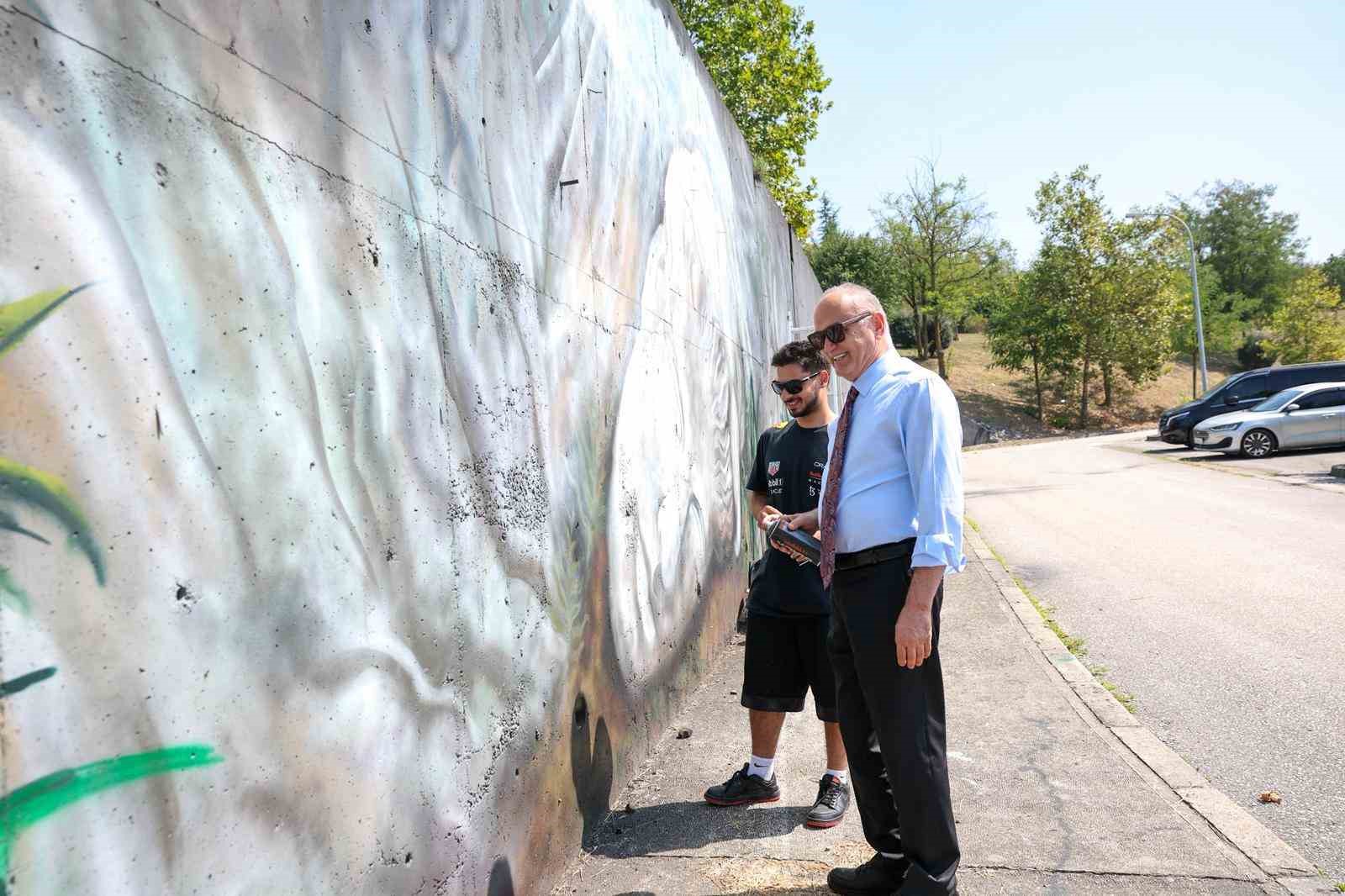 Apollon heykeli bu kez grafitiyle konuştu