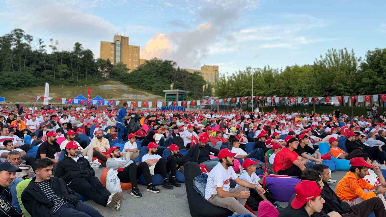 Arnavutköy’de binlerce kişi milli maç heyecanını dev ekranlarda yaşadı