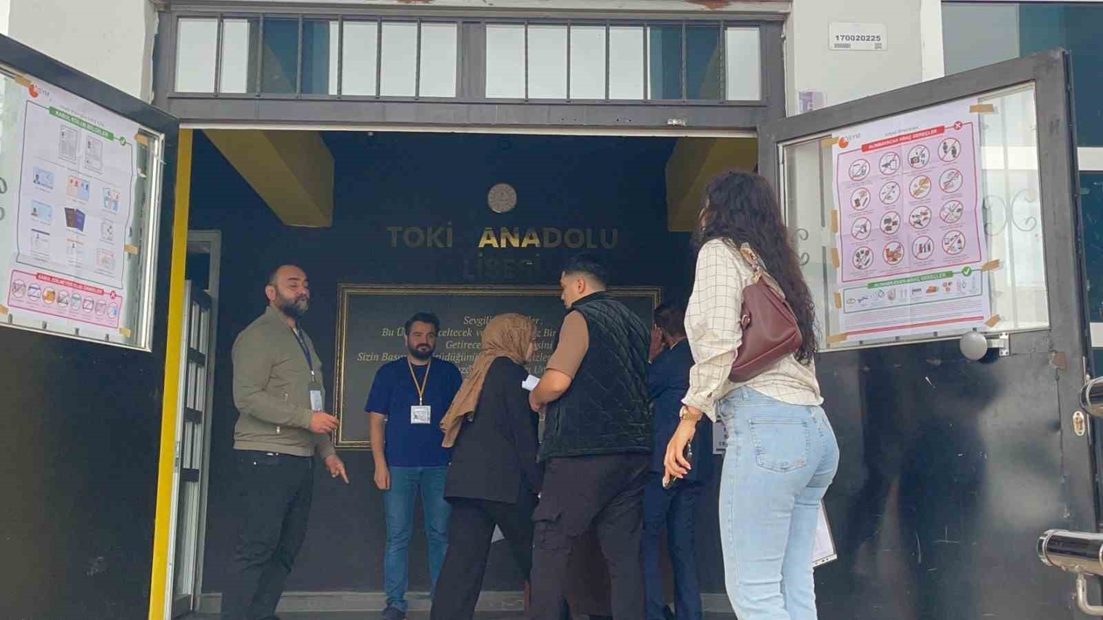 Kimliğini evde unutan adayın imdadına polis yetişti
