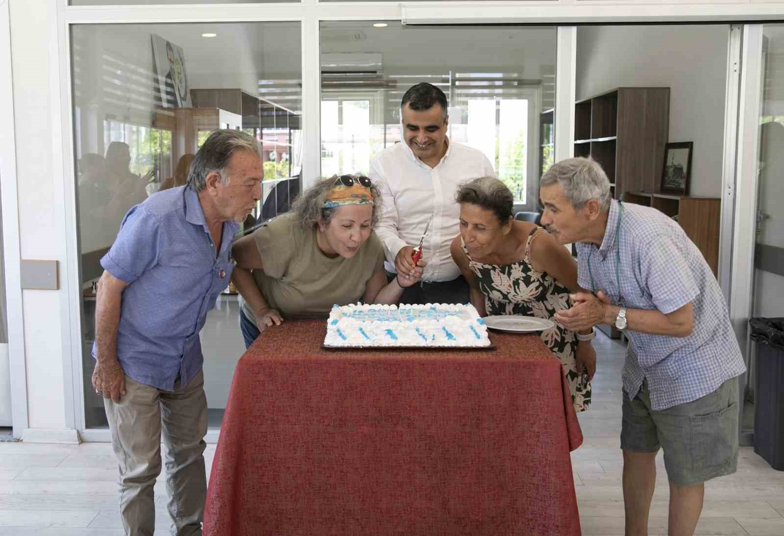 Mersin'de Emekliler Günü coşkuyla kutlandı