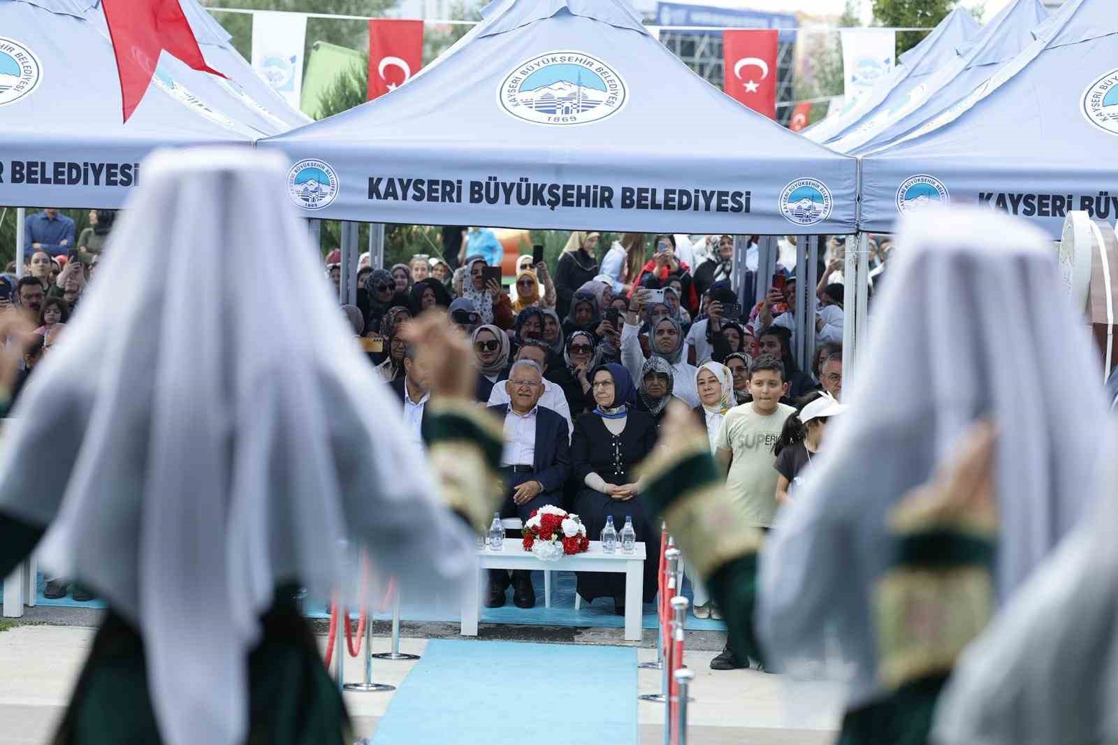 KAYMEK’in bin 200 eserlik yıl sonu sergisi açıldı