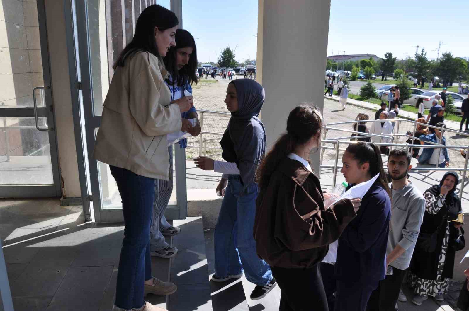 Kars’ta YKS heyecanı: Binlerce aday üniversite hayali için sınav merkezlerine akın etti