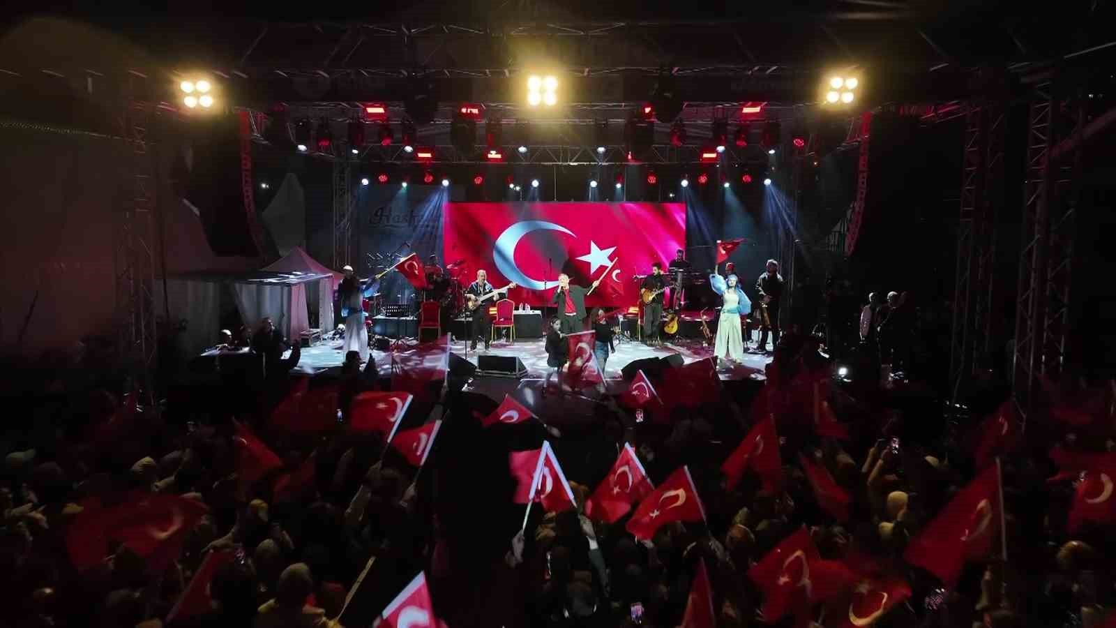 KAĞITHANE BELEDİYESİ TARAFINDAN 29 EKİM CUMHURİYET BAYRAMI KAPSAMINDA ETKİNLİK DÜZENLENDİ. CUMHURİYET'İN KURULUŞUNUN 103'ÜNCÜ YIL DÖNÜMÜNDE DÜZENLENEN PROGRAMA, SOĞUK VE YAĞIŞLI HAVAYA RAĞMEN VATANDAŞLAR KATILDI.