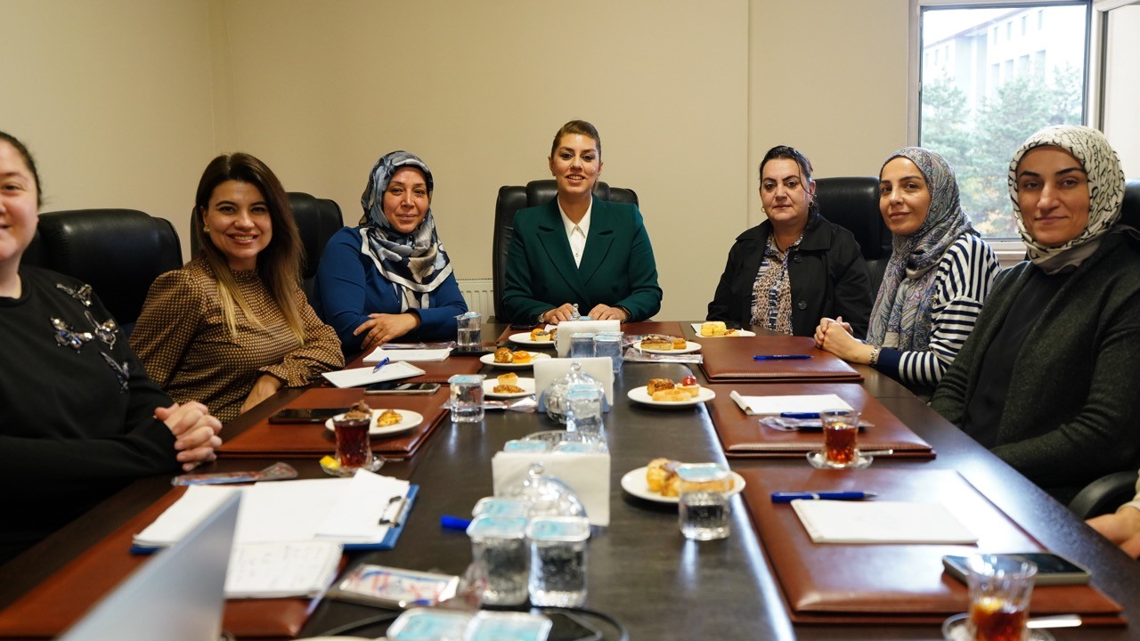 TOBB ERZURUM KADIN GİRİŞİMCİLER KURULU (KGK) EKİM AYI OLAĞAN TOPLANTISI, TOBB İL KGK BAŞKANI KÜBRA ALİOĞULLARI BAŞKANLIĞINDA ERZURUM TİCARET VE SANAYİ ODASI (ETSO) EV SAHİPLİĞİNDE YAPILDI.