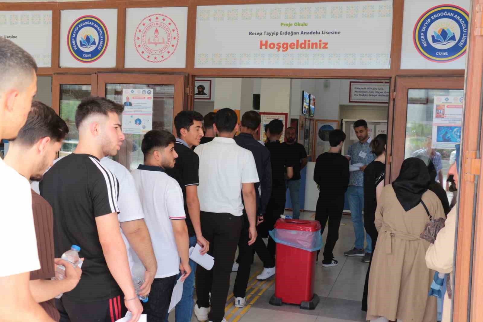 Cizre’de YKS’ye geç kalan adayların yardımına polis yetişti