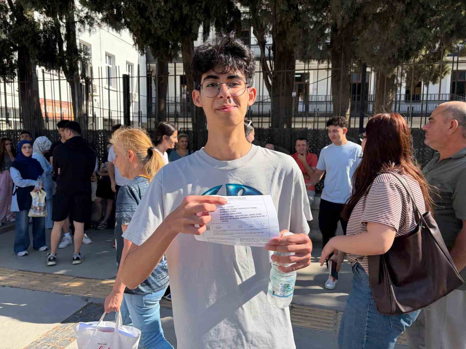 İzmir’de YKS heyecanı: Dış kapı demirlerinden atlayıp sınava girmeye çalıştılar