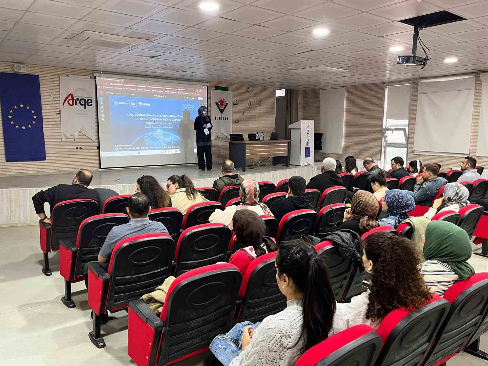 DİYARBAKIR’IN DİCLE İLÇESİNDE GÖREV YAPAN 40 ÖĞRETMENE TÜBİTAK, TEKNOFEST, MEB ROBOT YARIŞMASI, ERASMUS PROJELERİ VE AVRUPA BİRLİĞİ AKREDİTASYON PROGRAMLARI HAKKINDA EĞİTİM VERİLDİ.