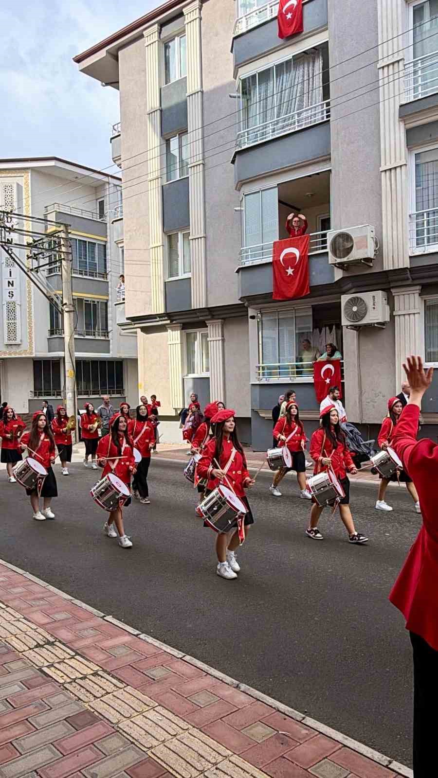 BAFRA İLÇESİNDE OKUL BANDO TAKIMI ÖĞRENCİLERİ, SAĞLIK SORUNLARI NEDENİYLE TEDAVİ GÖREN ÖĞRETMENLERİ DİLEK HALICI’YI UNUTMADI. ÖĞRENCİLER, TÖRENİN ARDINDAN KORTEJ OLUŞTURARAK ÖĞRETMENLERİNİN EVİNE GİDİP GEÇMİŞ OLSUN DİLEKLERİNİ İLETTİ.
