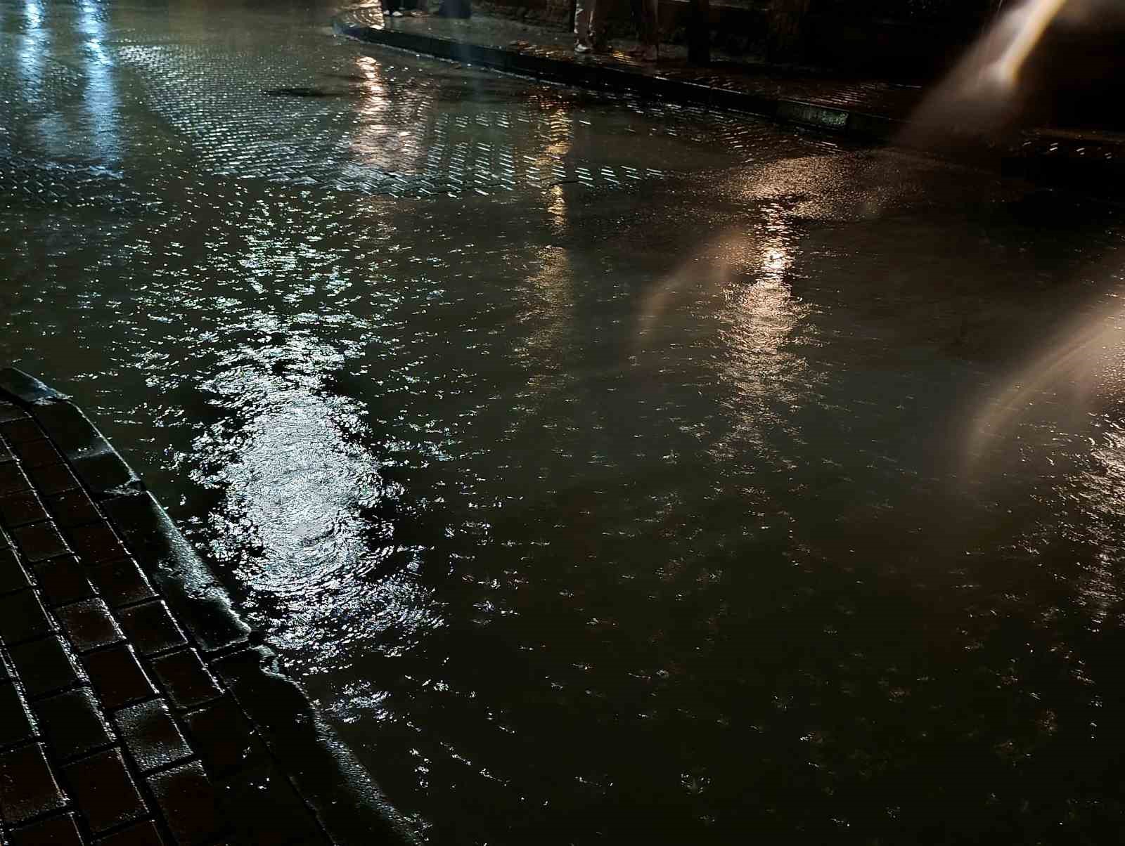 TEKİRDAĞ’IN SÜLEYMANPAŞA İLÇESİNDE ŞİDDETLİ SAĞANAK YAĞIŞ, GÜNLÜK YAŞAMI OLUMSUZ ETKİLEDİ. DEĞİRMENALTI MAHALLESİ’NDEKİ ÇAY SOKAK VE ATAÇ SOKAK’TA YAĞIŞIN ARDINDAN CADDE VE YOLLAR SUYLA KAPLANIRKEN, ORTAYA ÇIKAN MANZARA DİKKAT ÇEKTİ.