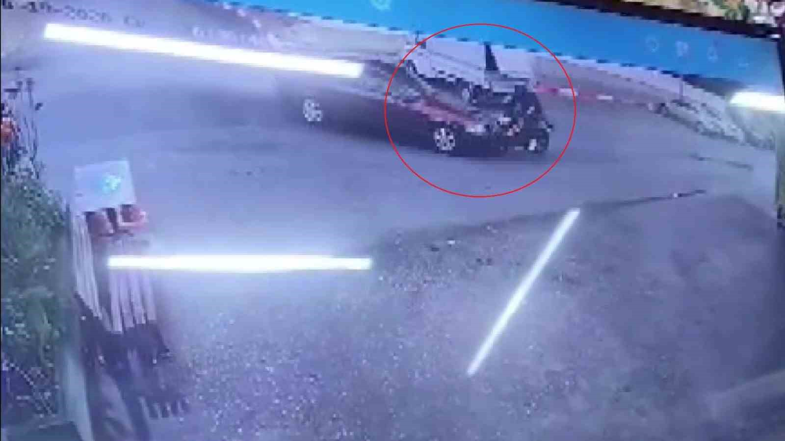 Motosikletlinin ölümden döndüğü kaza kamerada