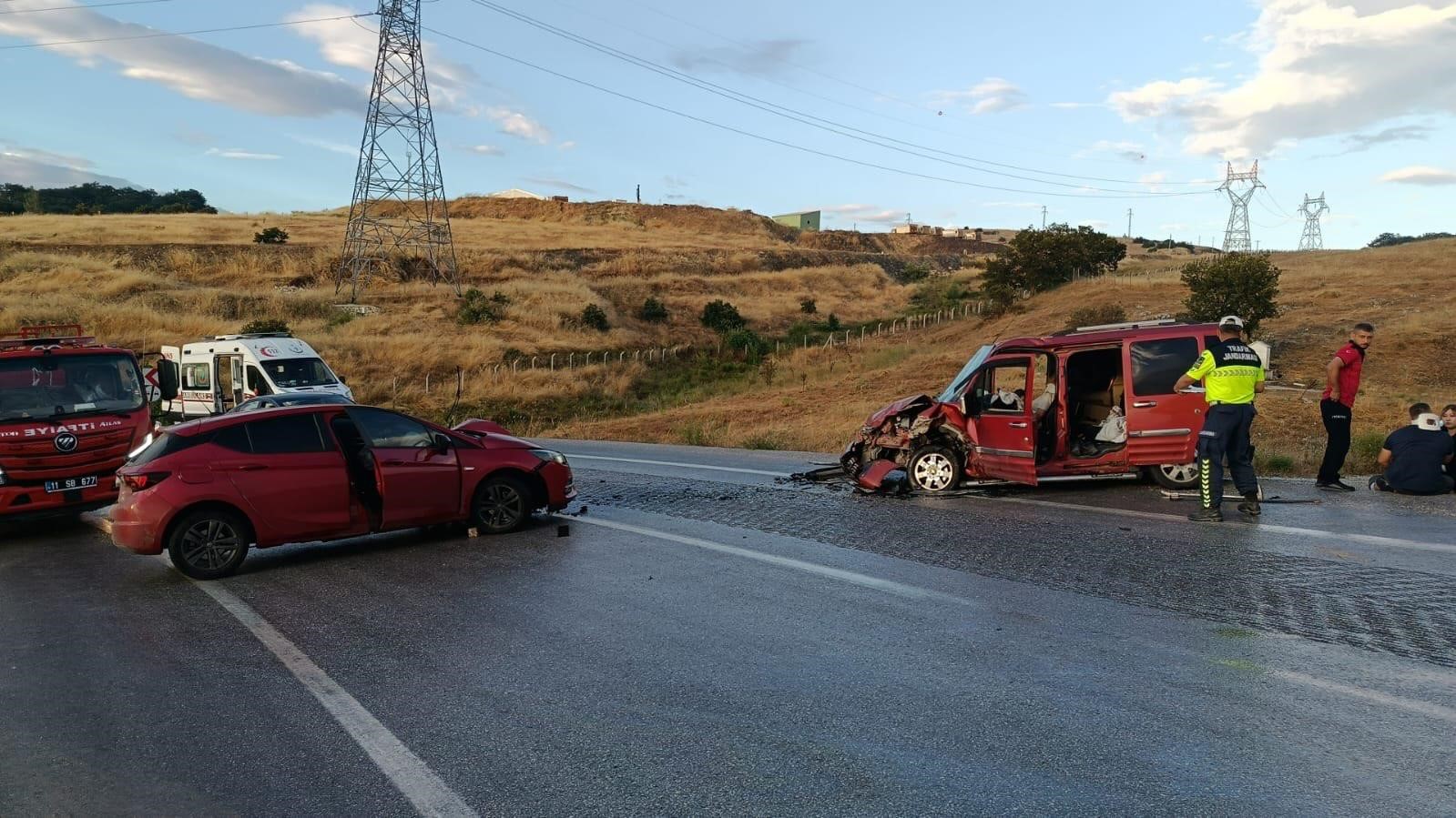 Bilecik'te iki otomobil kafa kafaya çarpıştı: 4 yaralı