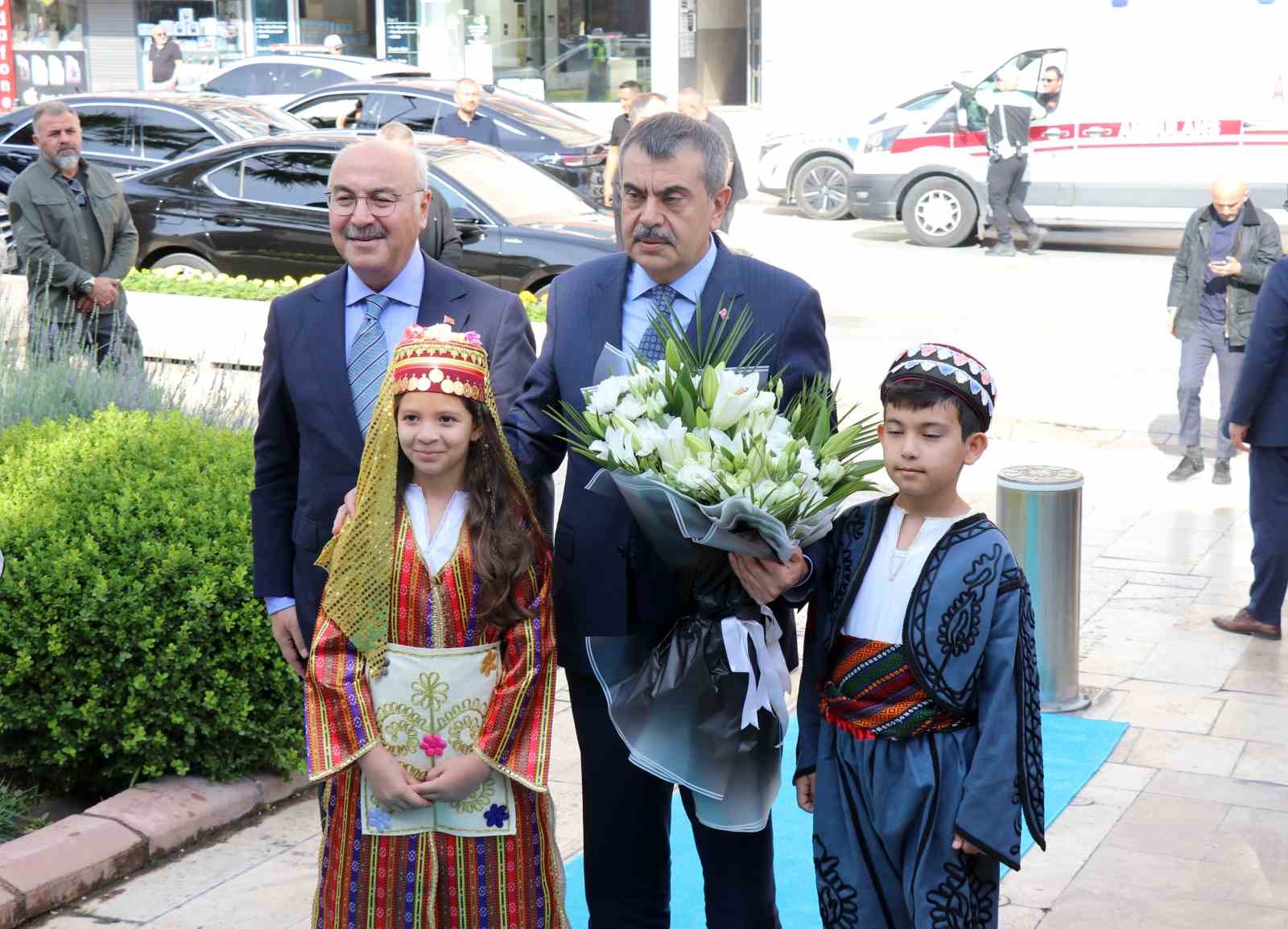 Milli Eğitim Bakanı Tekin: "YKS’ye giren bütün gençlerimize başarılar diliyorum"