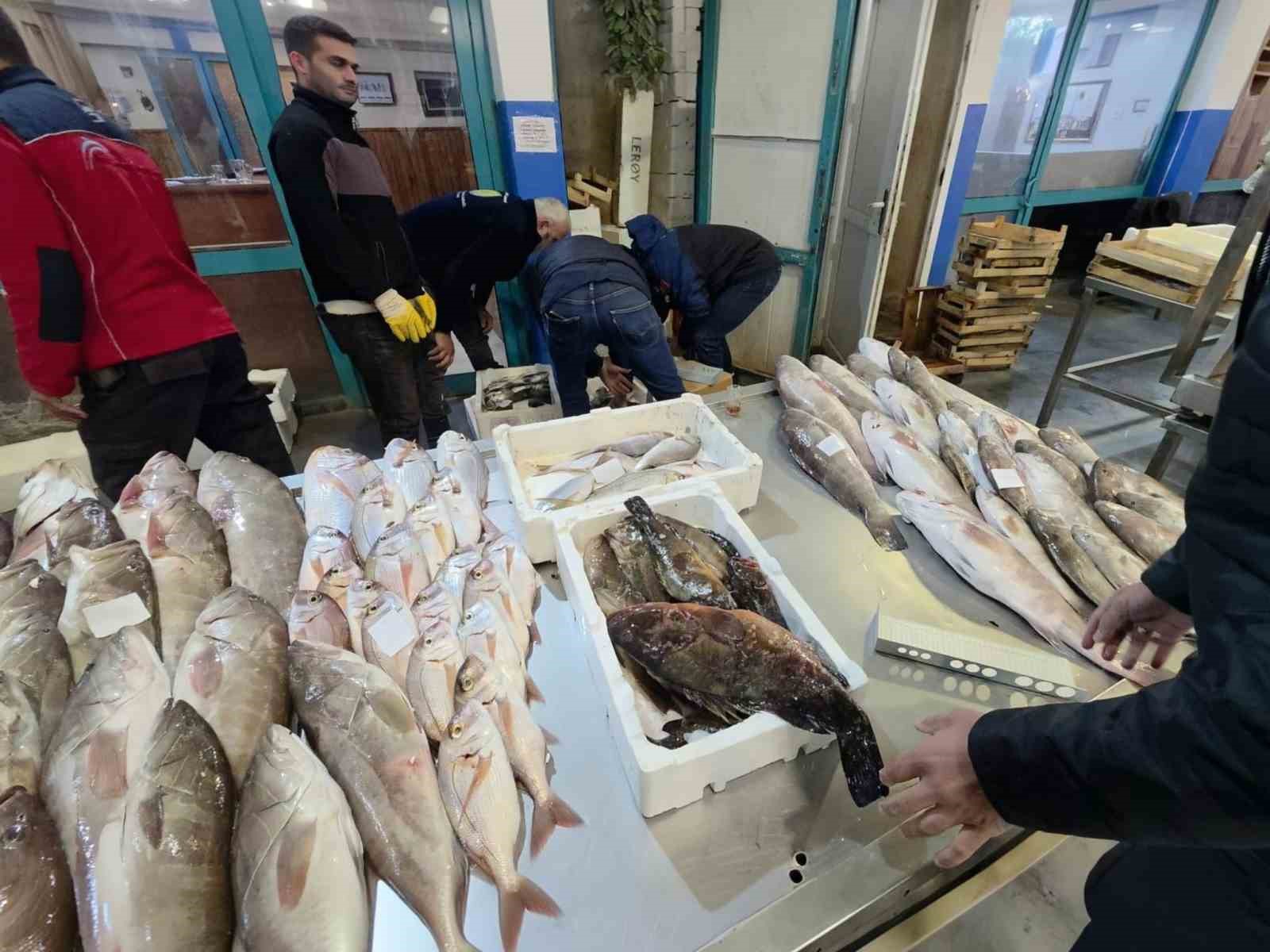 Buca Balık Hali’nde gece denetimi: Yasa dışı avlanan su ürünlerine el konuldu
