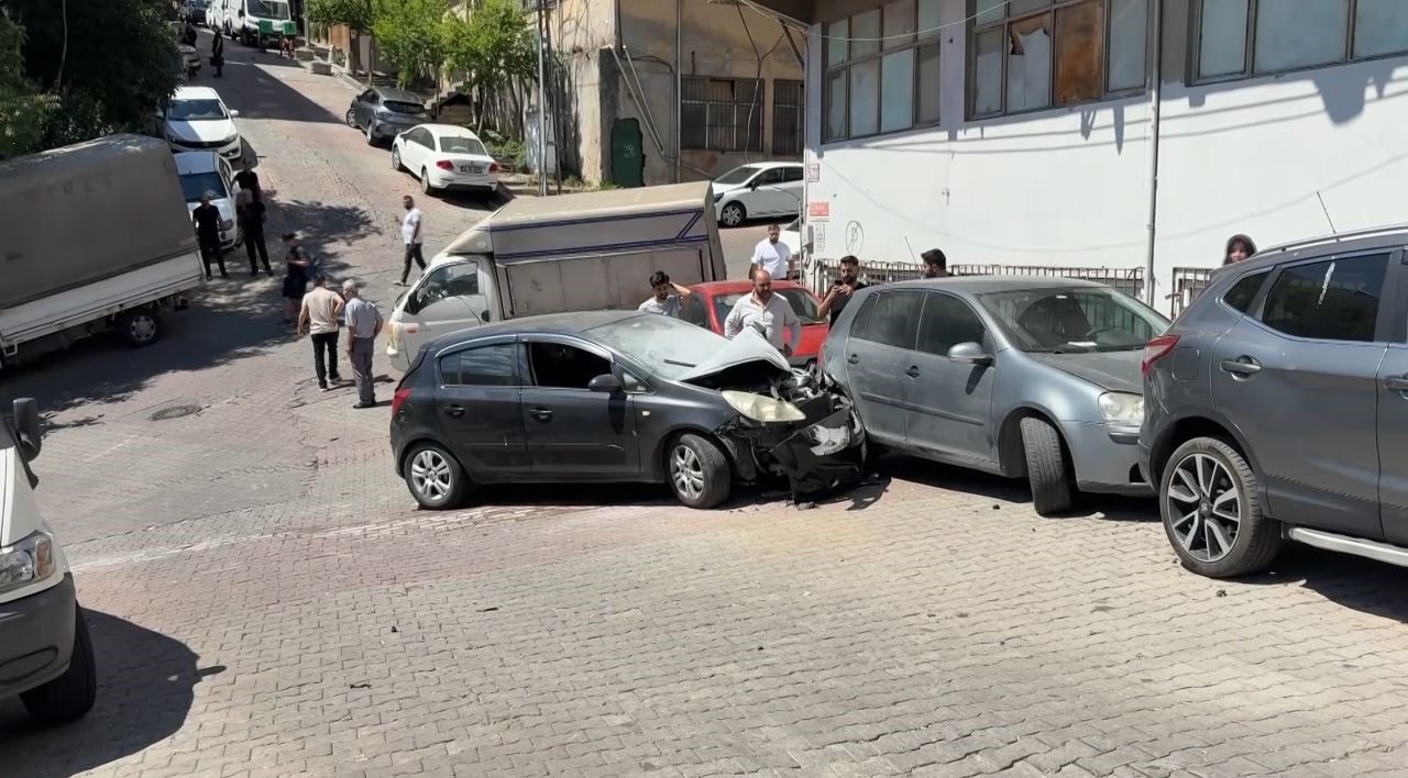 Kağıthane’de yokuştan kayan araç kaza yaptı: 4 araçta maddi hasar oluştu