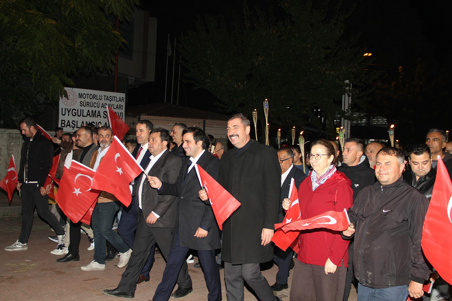 MANİSA’NIN KULA İLÇESİNDE, 29 EKİM CUMHURİYET BAYRAMI KUTLAMALARI KAPSAMINDA DÜZENLENEN FENER ALAYI VE YAREN GÖSTERİLERİ, VATANDAŞLARIN YOĞUN KATILIMIYLA GERÇEKLEŞTİRİLDİ.