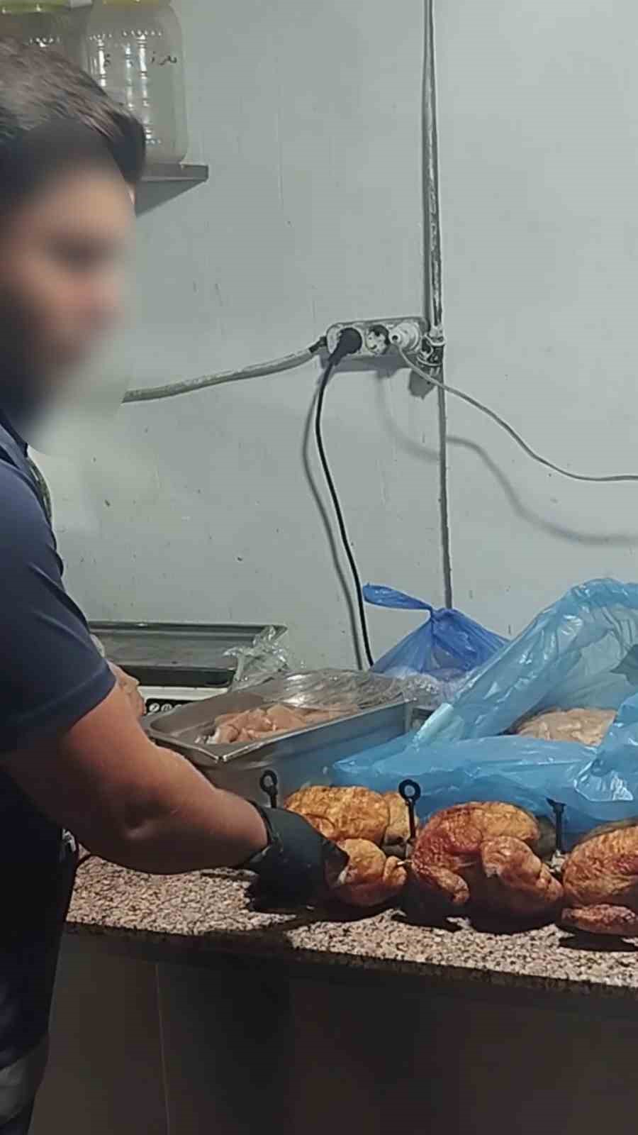 HATAY’DA ZABITA EKİPLERİNİN RESTORANA GERÇEKLEŞTİRDİKLERİ DENETİMLERDE MİDE BULANDIRAN GÖRÜNTÜLER ORTAYA ÇIKARKEN, VATANDAŞLARA YEDİRİLMEYE HAZIRLANAN BOZUK PİŞMİŞ VE ÇİĞ HALDEKİ TAVUK ELE GEÇİRİLDİ.