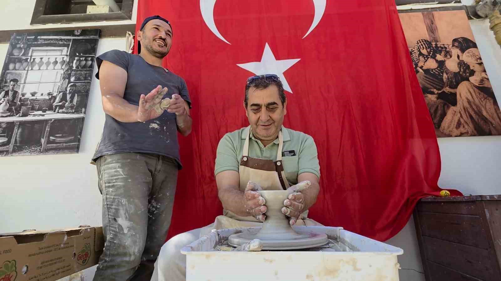 Ziyaretçiler, tarihi Germiyan Sokağı'nda çini sanatını deneyimliyor