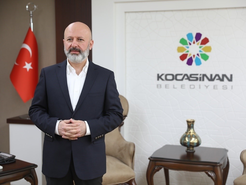 KOCASİNAN BELEDİYE BAŞKANI AHMET ÇOLAKBAYRAKDAR, KAYSERİ’YE DEĞER KATACAK YENİ BİR PROJEYİ DAHA HAYATA GEÇİRİYOR. MİTHATPAŞA MAHALLESİ’NDE HAYATA GEÇİRİLECEK KOZAKENT PROJESİYLE SOSYAL DONATILARI, YEŞİL ALANLARI, SPOR VE KÜLTÜREL TESİSLERİYLE YENİ BİR YAŞAM ALANI OLUŞTURULACAĞINI BELİRTEN BAŞKAN ÇOLAKBAYRAKDAR, "KOZAKENT İLE YENİ BİR ŞEHİR PARÇASI KAZANDIRACAĞIZ" DEDİ.