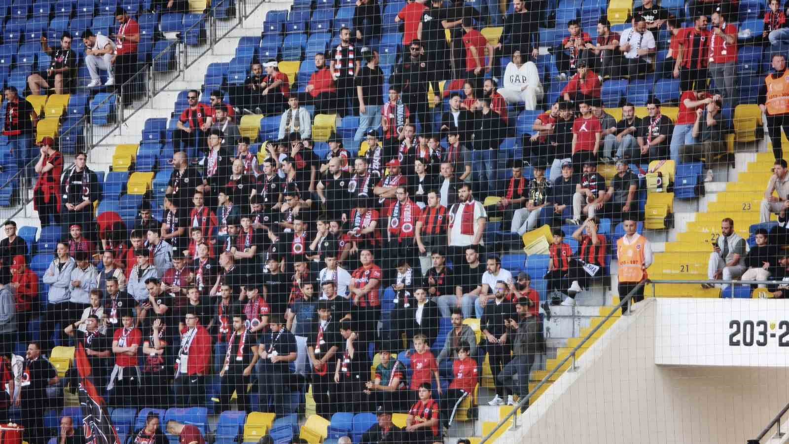 Gençlerbirliği taraftarından isyan: "Yönetim uyuma, taraftarın dışarıda"