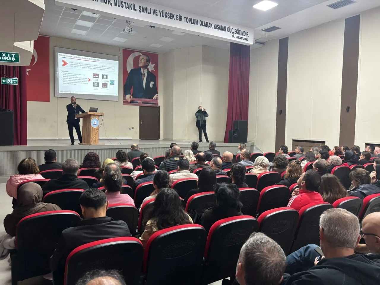 SİNOP’TA İL EMNİYET MÜDÜRLÜĞÜ ÇOCUK ŞUBE MÜDÜRLÜĞÜ KOORDİNESİNDE, OKUL VE KURUM YÖNETİCİLERİ İLE REHBER ÖĞRETMENLERE YÖNELİK KAPSAMLI BİR BİLGİLENDİRME SEMİNERİ DÜZENLENDİ. ÇOCUKLARIN GÜVENLİ ORTAMLARDA EĞİTİM ALMALARINI SAĞLAMAK VE OLASI RİSKLERİ ERKEN FARK ETMEK AMACIYLA GERÇEKLEŞTİRİLEN EĞİTİME 268 EĞİTİMCİ KATILDI.
