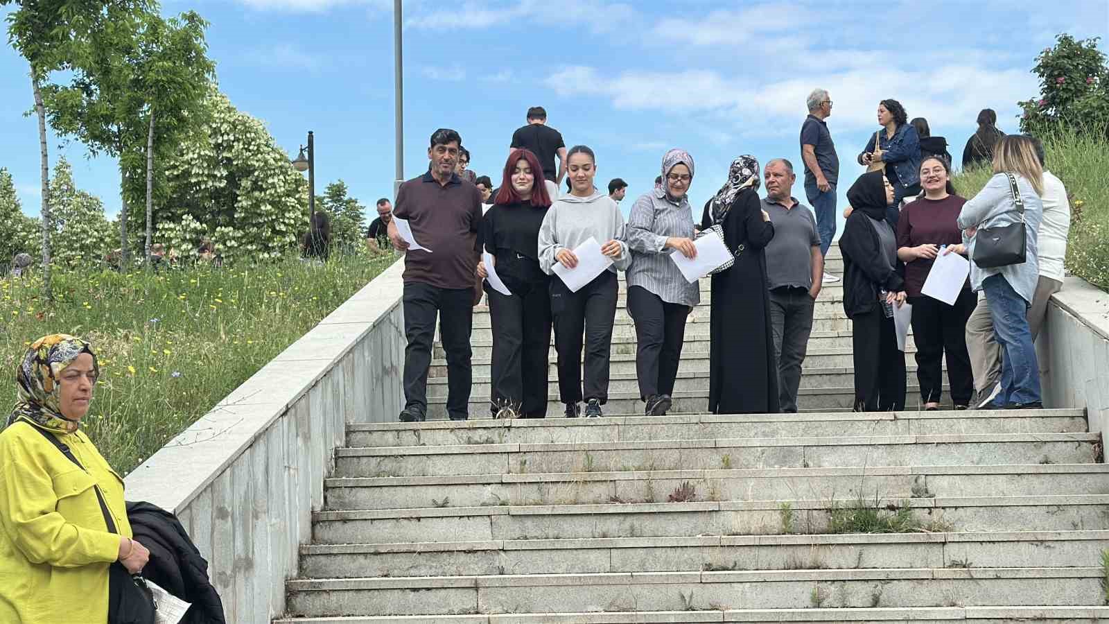 Baba, anne ve 2 kızı sınavda birbirlerine rakip oldu