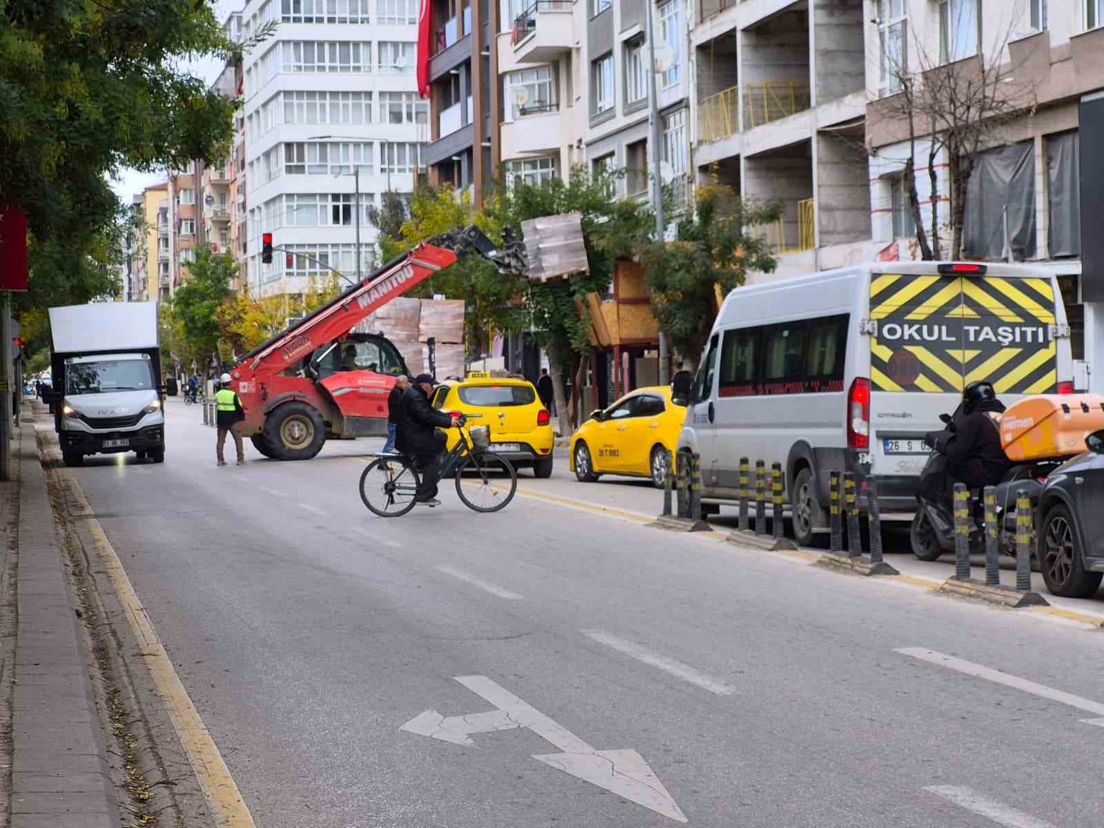 ESKİŞEHİR'İN ODUNPAZARI İLÇESİNDE DEVAM EDEN BİR İNŞAAT ÇALIŞMASI, ŞEHİR MERKEZİNDE TRAFİKTE AKSAMALARA NEDEN OLDU.