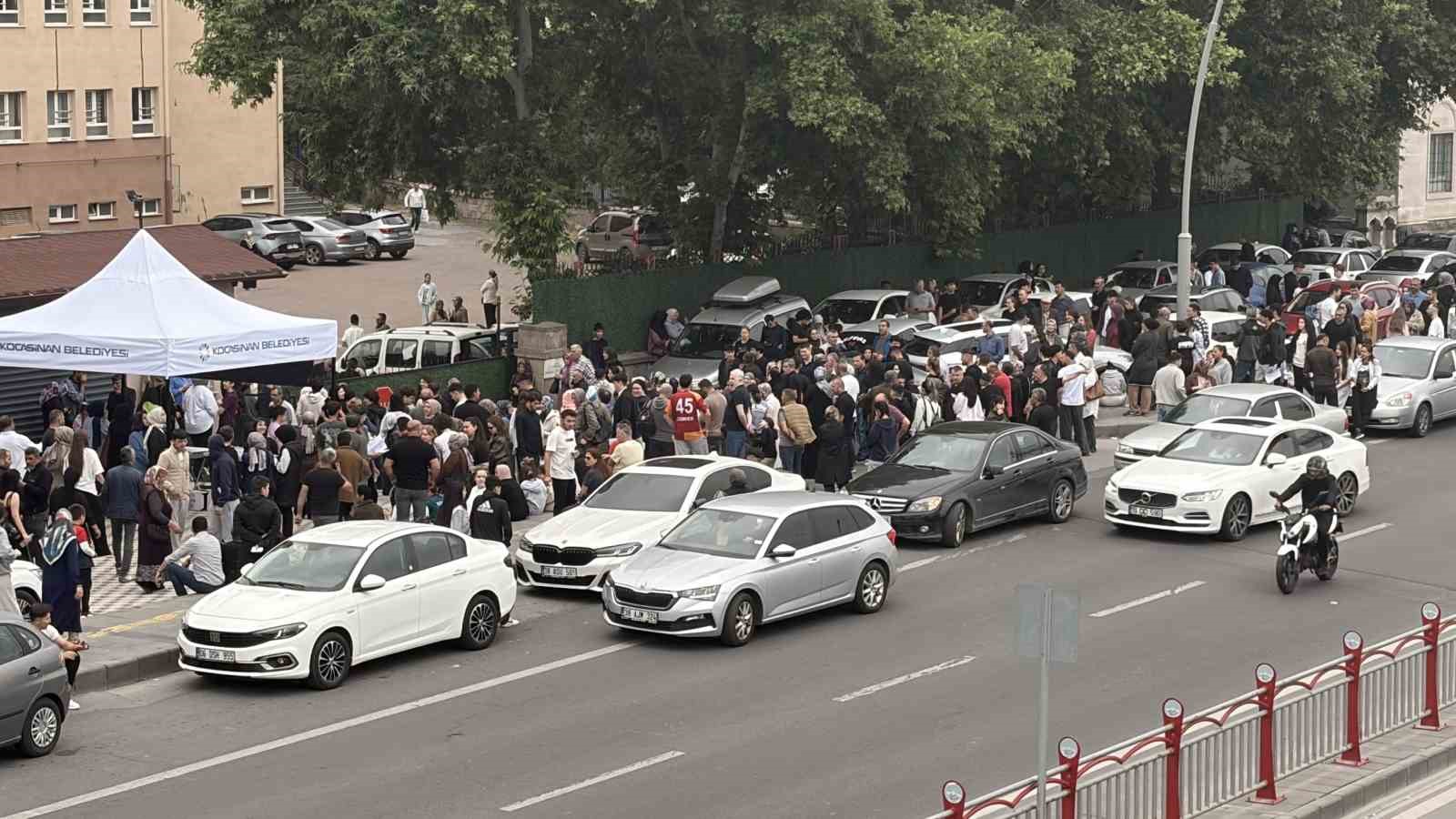 YKS’ye 2 dakika geç kalan genç gözyaşı döktü