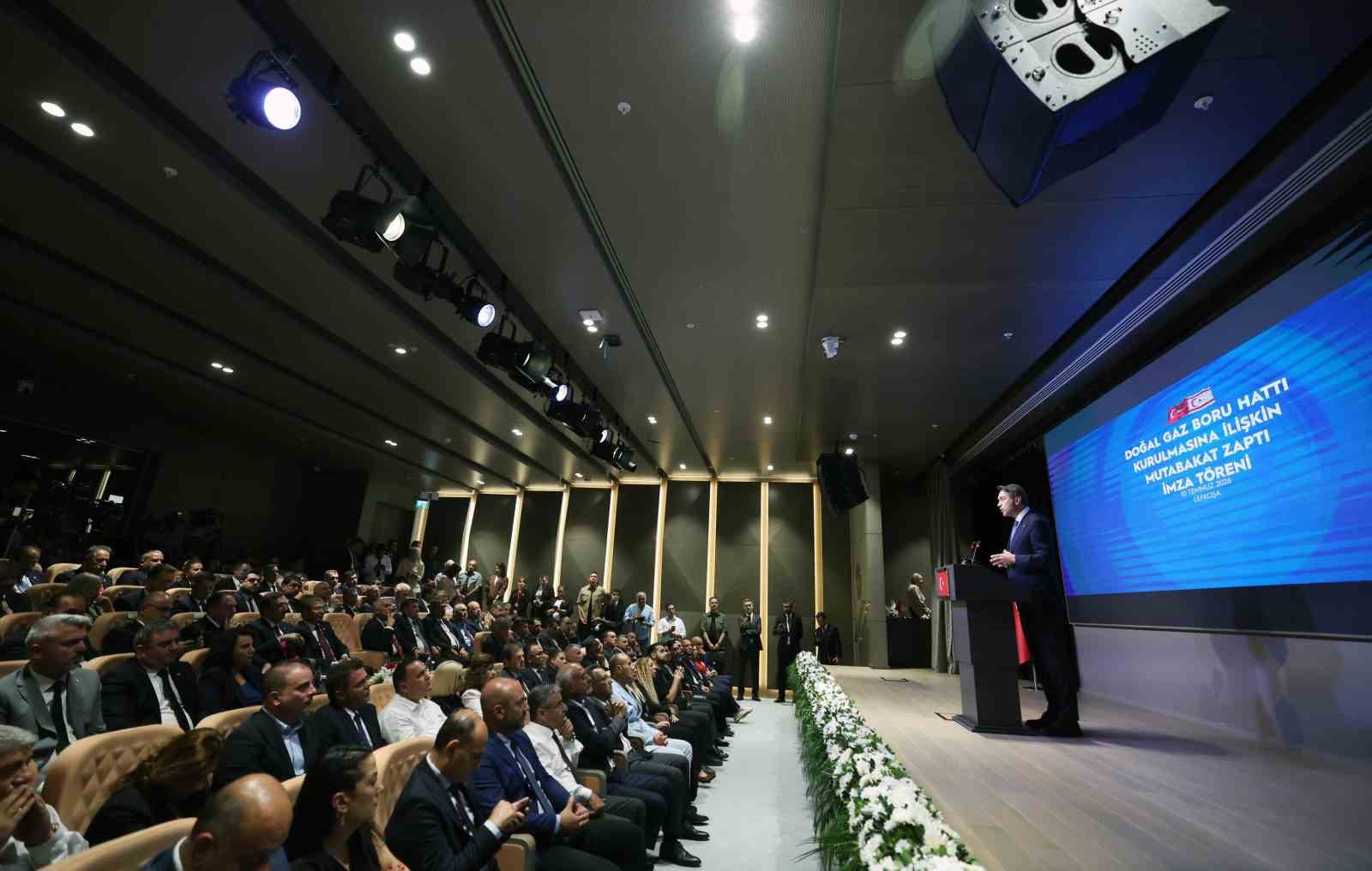 Bakan Bayraktar: 'Türkiye-KKTC arasında yaklaşık 101 kilometre uzunluğunda doğal gaz iletim hattı inşa edeceğiz'