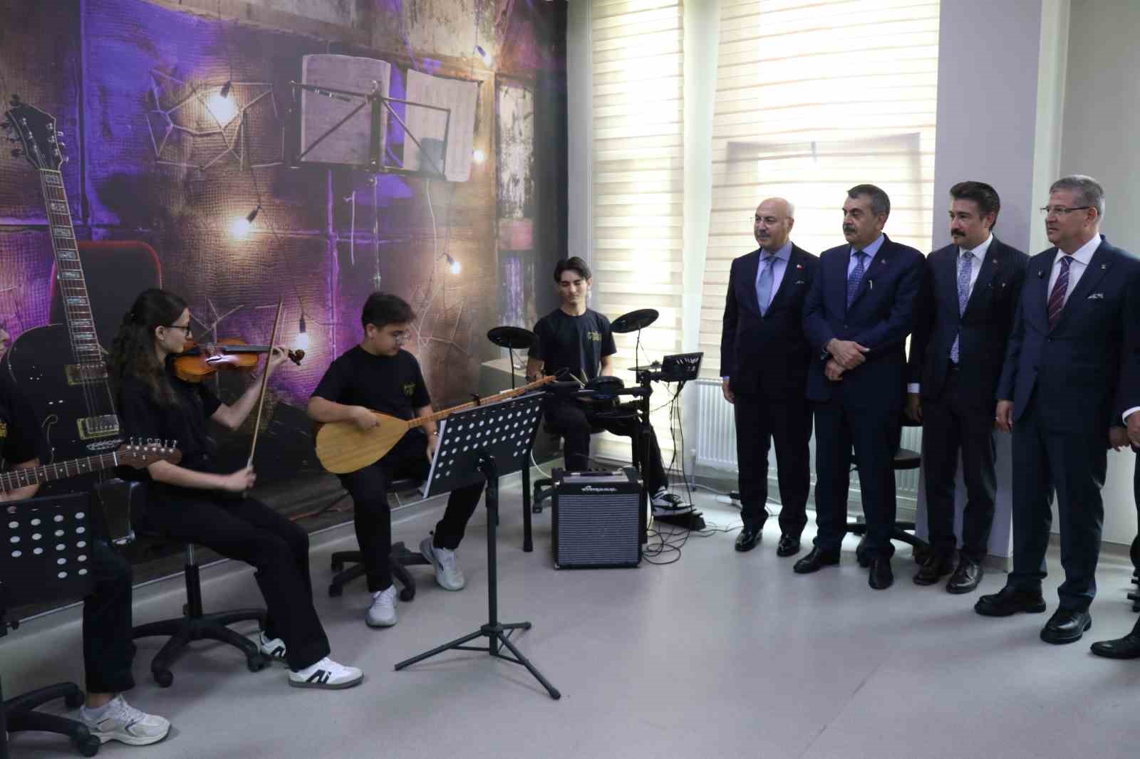 Milli Eğitim Bakanı Tekin: "YKS’ye giren bütün gençlerimize başarılar diliyorum"