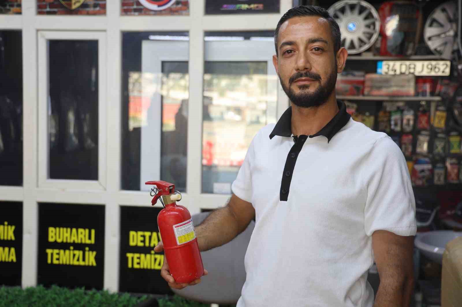 Yıkatmaya getirilen araçtan çıkan dumanları fark eden çalışanın hızlı müdahalesi aracı yanmaktan kurtardı