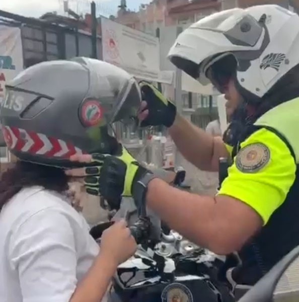 Sınava geç kalan öğrencilerin imdadına polis yetişti