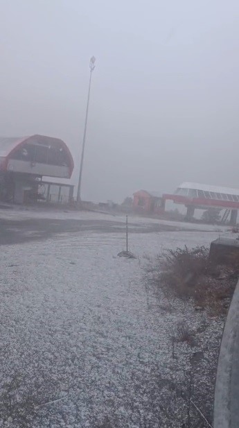 KARS’IN SARIKAMIŞ İLÇESİNDE GÜN BOYU ETKİLİ OLAN SAĞANAK YAĞMUR, YÜKSEK KESİMLERDE HAVA SICAKLIĞININ DÜŞMESİYLE BİRLİKTE YERİNİ KARA BIRAKIRKEN, KAYAK MERKEZİ KISA SÜRELİĞİNE DE OLSA BEYAZA BÜRÜNDÜ.