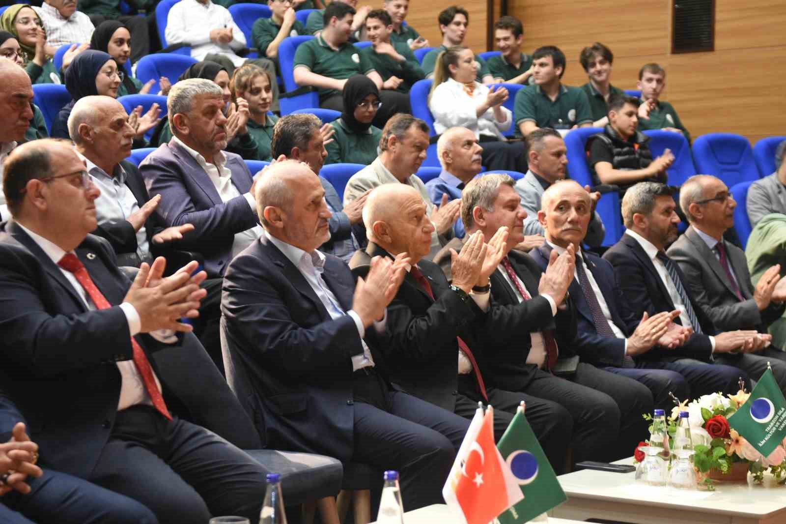 Nihat Özdemir, Trabzon’da öğrencilerle buluştu
