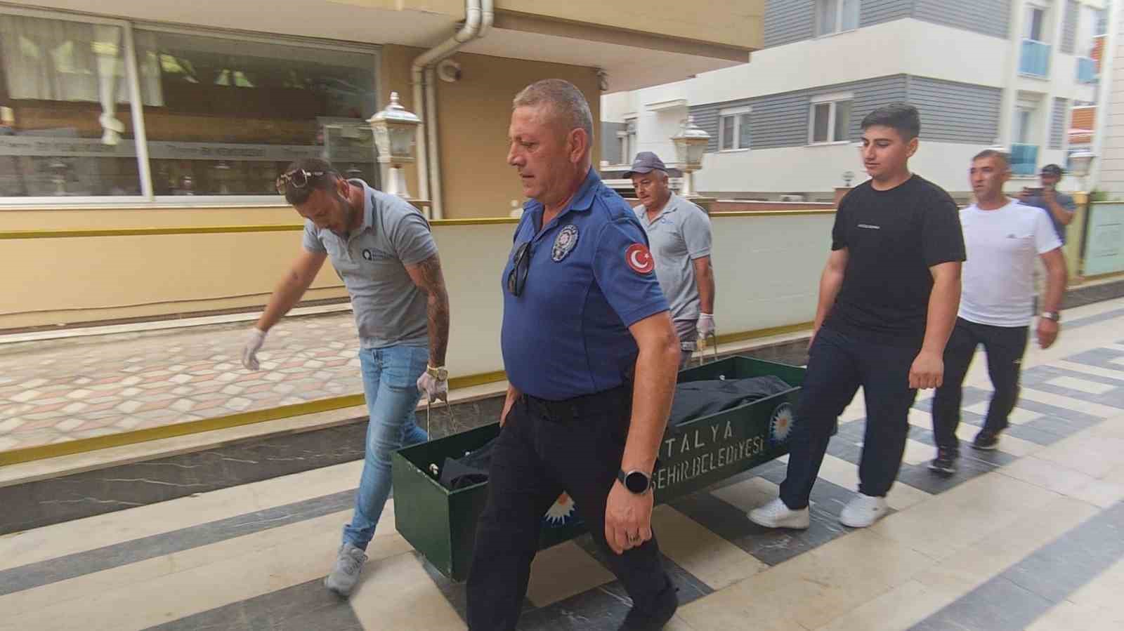 Rus uyruklu turist konakladığı otelin koridorunda ölü bulundu