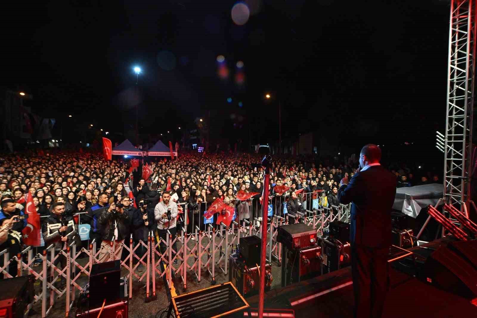 BALIKESİR EMİR CAN İĞREK'İN ŞARKILARIYLA COŞTU