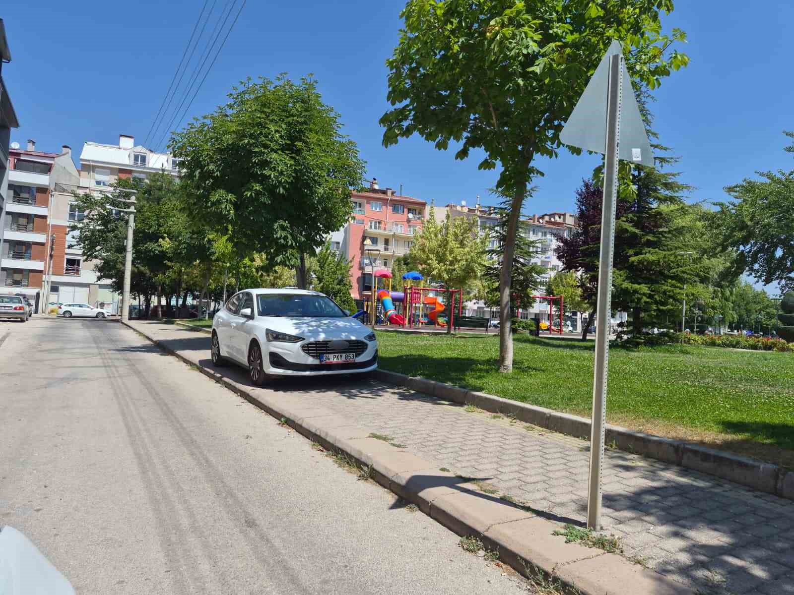 Eskişehir'de kaldırıma park eden sürücü yayaları hiçe saydı